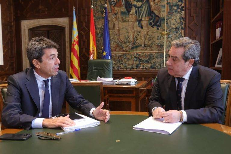 FOTOGRAFÍA. VALENCIA (COMUNIDAD VALENCIANA) REINO DE ESPAÑA, 18 DE DICIEMBRE DE 2024. El Portavoz del Grupo Parlamentario VOX en Les Corts Valencianes (Parlamento autonómico de la Comunidad Valenciana), José María Llanos Pitarch (d), registrado hoy durante una reunión con el presidente del Govern  de la Generalitat Valenciana y líder del Partido Popular Comunidad Valenciana (PPCV), Carlos Mazón Guíxot, sobre la reconstrucción posterior a la catástrofe del 29 Octubre, causada por la Depresión Aislada en Niveles Altos (DANA) o (gota fría), len la provincia de Valencia. Lasvocesdelpueblo (Ñ Pueblo)