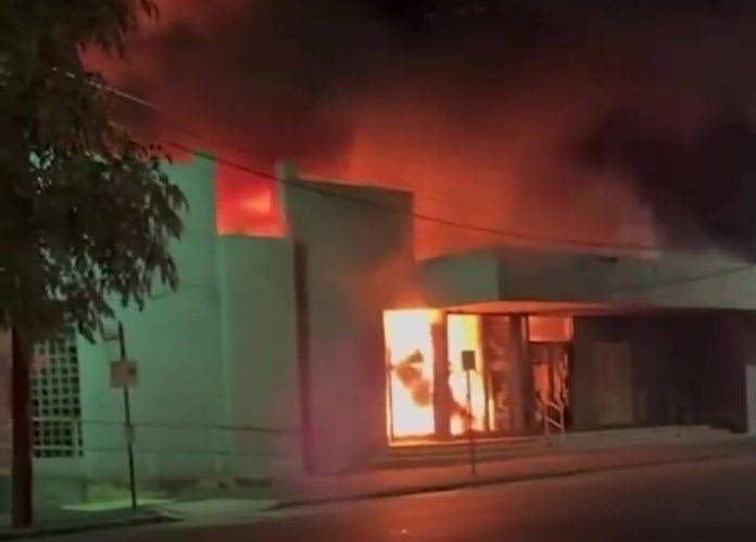 FOTOGRAFÍA. MELBURNE (AUSTRALIA), 06 DE DICIEMBRE DE 2024. Detalle de la Sinagoga Adass Israel de Melbourne (Australia) en llamas tras un ataque de grupos antisemitas y antiisraelíes contra esta instalación pacífica religiosa de los ciudadanos australianos creyentes del Judaísmo, quienes innecesariamente no tienen por qué ser israelíes sino simplemente judíos australianos. Ese ataque ideológico llega después del discurso antisemita vertido por el régimen socialista del primer ministro (laborista) ultra Anthony Norman Albanese, en el país desde que Israel decidió responder al terrorismo islamistas e yihadista de los grupos palestinos y libaneses, proxys de la tiranía chií de los Ayatolas en la República Islámica de Irán, tras la masacre varios centenares de civiles israelíes y secuestros de otros muertos y vivos en territorio soberano de la Tierra santa el pasado sábado 7 de octubre de 2023, durante la madrugada y mañana festiva del Sabbat. Captura vídeo/Lasvocesdelpueblo (Ñ Pueblo)