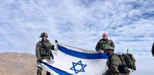 FOTOGRAFÍA. CUMBRE DEL MONTE HERMÓN (ALTOS DEL GOLÁN) ISRAEL, 08 DE DICIEMBRE DE 2024. Soldados de la Unidad de élite Shaldag de la Fuerza Área de Israel (FAI) aseguraron la cumbre del monte Hermón —conjunto de montañas situadas en la parte sur de la cordillera del Antilíbano; estas cumbres sirven como frontera entre los Altos del Golán bajo soberanía de Israel, el Líbano y República Árabe de Siria, después de que las tropas sirias abandonaran sus posiciones tras la entrada en la capital de la República Árabe de Siria, Damasco, de la coalición opositora armada liderada por el grupos islamista Hayat Tahrir al-Sham (Hayʼat Taḥrīr aš-Šām) traducido al español «Organización para la Liberación del Levante» o «Comité de Liberación del Levante», (heredera de la exfilial siria de Al Qaeda) e integrada por grupo rebeldes apoyados por la Republica de Turquía, que preside otro totalitario árabe y socio número uno de la Unión Europea (UE), Recep Tayyip Erdoğan, —una organización yihadista salafista que Se formó el 28 de enero de 2017 como una fusión entre Jabhat Fateh al-Sham (antes Frente al-Nusra), Ansar ad-Din, Jaysh al-Sunna, Liwa al-Haqq y Nour al-Din al-Zenki y aboga por una sociedad basada en la sharia islámica, siendo un califato islámico el único régimen que defiende en Siria, y describe la democracia como la «religión de los impíos»; eso sí combatiendo contra otras fracciones islamistas totalitarias muy peligrosas de ideología chií aliadas de la República Islámica de Irán como los grupos descontrolados afines del régimen de los Ayatolas como el Hamás, Yihad Islámica Palestina, Hezbolá (Hezbollah) y organizaciones terroristas iraquíes o el régimen chií antisemita del Yemen— y la huida del tirano presidente del país, Bashar Háfez al-Ássad (Bachar al Asad)— después de que las tropas sirias abandonaran sus posiciones tras la entrada en la capital de la República Árabe de Siria. El primer ministro de Israel, Benjamín Netanyahu, y el ministro de Defensa, Israel Katz, con el apoyo del Gabinete, ordenaron a las Fuerzas de Defensa de Israel (FDI) del Ejército israelí (Tzáhal) asegurar la zona de amortiguación para evitar que actores hostiles establezcan posiciones en la frontera del Estado de Israel. Gabinete Primer Ministro/Tzáhal/Lasvocesdelpueblo (Ñ Pueblo)