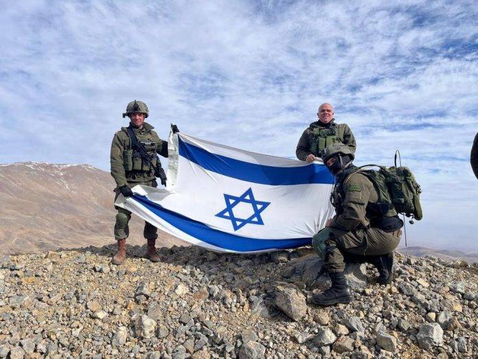 Israel controla los Altos del Golán tras la retirada del Ejército de la República Árabe de Siria, después de la caída del régimen de la Familia Al Assad (3) FOTOGRAFÍA. CUMBRE DEL MONTE HERMÓN (ALTOS DEL GOLÁN) ISRAEL, 08 DE DICIEMBRE DE 2024. Soldados de la Unidad de élite Shaldag de la Fuerza Área de Israel (FAI) aseguraron la cumbre del monte Hermón —conjunto de montañas situadas en la parte sur de la cordillera del Antilíbano; estas cumbres sirven como frontera entre los Altos del Golán bajo soberanía de Israel, el Líbano y República Árabe de Siria, después de que las tropas sirias abandonaran sus posiciones tras la entrada en la capital de la República Árabe de Siria, Damasco, de la coalición opositora armada liderada por el grupos islamista Hayat Tahrir al-Sham (Hayʼat Taḥrīr aš-Šām) traducido al español «Organización para la Liberación del Levante» o «Comité de Liberación del Levante», (heredera de la exfilial siria de Al Qaeda) e integrada por grupo rebeldes apoyados por la Republica de Turquía, que preside otro totalitario árabe y socio número uno de la Unión Europea (UE), Recep Tayyip Erdoğan, —una organización yihadista salafista que Se formó el 28 de enero de 2017 como una fusión entre Jabhat Fateh al-Sham (antes Frente al-Nusra), Ansar ad-Din, Jaysh al-Sunna, Liwa al-Haqq y Nour al-Din al-Zenki y aboga por una sociedad basada en la sharia islámica, siendo un califato islámico el único régimen que defiende en Siria, y describe la democracia como la «religión de los impíos»; eso sí combatiendo contra otras fracciones islamistas totalitarias muy peligrosas de ideología chií aliadas de la República Islámica de Irán como los grupos descontrolados afines del régimen de los Ayatolas como el Hamás, Yihad Islámica Palestina, Hezbolá (Hezbollah) y organizaciones terroristas iraquíes o el régimen chií antisemita del Yemen— y la huida del tirano presidente del país, Bashar Háfez al-Ássad (Bachar al Asad)— después de que las tropas sirias abandonaran sus posiciones tras la entrada en la capital de la República Árabe de Siria. El primer ministro de Israel, Benjamín Netanyahu, y el ministro de Defensa, Israel Katz, con el apoyo del Gabinete, ordenaron a las Fuerzas de Defensa de Israel (FDI) del Ejército israelí (Tzáhal) asegurar la zona de amortiguación para evitar que actores hostiles establezcan posiciones en la frontera del Estado de Israel. Gabinete Primer Ministro/Tzáhal/Lasvocesdelpueblo (Ñ Pueblo)