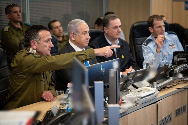 FOTOGRAFÍA. JERUSALÉN (ISRAEL), 26 DE DICIEMBRE DE 2024. El Jefe del Estado Mayor de las Fuerzas de Defensa de Israel, Teniente general Herzi Halevi, que ha participado en el Centro de Comando subterráneo de la Fuerza Aérea de Israel (FAE) del Tzáhal, presidido por el primer ministro de israel, Bibi (Benjamín Netanyahu), junto al ministro de Defensa de la tierra Santa, canciller Israel Katz, ha advertido de que "una vez más, las Fuerzas de Defensa de Israel han demostrado su capacidad para llegar a cualquier amenaza que se presente contra los ciudadanos del Estado de Israel y atacarlos. A lo largo de los años, hemos desarrollado capacidades para atacar muy lejos del territorio de Israel, de manera precisa, poderosa y repetitiva". El Tzáhal también ha facilitado las imágenes de aviones israelíes despegando para responder contra los objetivos terroristas islamofascistas hutíes en Yemen: "Aeropuerto Internacional de Saná como en las estaciones de energía de Hezyaz y Ras Kanatib; infraestructura militar en los puertos de Hodeida, Salif y Ras Kanatib en la costa occidental", entre otro, confirman fuentes militares israelíes. Tzáhal/Lasvocesdelpueblo (Ñ Pueblo)