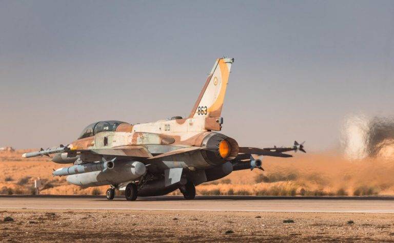 FOTOGRAFÍA. JERUSALÉN (ISRAEL), 26 DE DICIEMBRE DE 2024. El Jefe del Estado Mayor de las Fuerzas de Defensa de Israel, Teniente general Herzi Halevi, que ha participado en el Centro de Comando subterráneo de la Fuerza Aérea de Israel (FAE) del Tzáhal, presidido por el primer ministro de israel, Bibi (Benjamín Netanyahu), junto al ministro de Defensa de la tierra Santa, canciller Israel Katz, ha advertido de que "una vez más, las Fuerzas de Defensa de Israel han demostrado su capacidad para llegar a cualquier amenaza que se presente contra los ciudadanos del Estado de Israel y atacarlos. A lo largo de los años, hemos desarrollado capacidades para atacar muy lejos del territorio de Israel, de manera precisa, poderosa y repetitiva". El Tzáhal también ha facilitado las imágenes de aviones israelíes despegando para responder contra los objetivos terroristas islamofascistas hutíes en Yemen: "Aeropuerto Internacional de Saná como en las estaciones de energía de Hezyaz y Ras Kanatib; infraestructura militar en los puertos de Hodeida, Salif y Ras Kanatib en la costa occidental", entre otro, confirman fuentes militares israelíes. Tzáhal/Lasvocesdelpueblo (Ñ Pueblo)