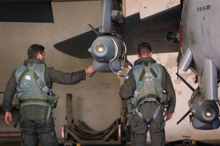FOTOGRAFÍA. JERUSALÉN (ISRAEL), 26 DE DICIEMBRE DE 2024. El Jefe del Estado Mayor de las Fuerzas de Defensa de Israel, Teniente general Herzi Halevi, que ha participado en el Centro de Comando subterráneo de la Fuerza Aérea de Israel (FAE) del Tzáhal, presidido por el primer ministro de israel, Bibi (Benjamín Netanyahu), junto al ministro de Defensa de la tierra Santa, canciller Israel Katz, ha advertido de que "una vez más, las Fuerzas de Defensa de Israel han demostrado su capacidad para llegar a cualquier amenaza que se presente contra los ciudadanos del Estado de Israel y atacarlos. A lo largo de los años, hemos desarrollado capacidades para atacar muy lejos del territorio de Israel, de manera precisa, poderosa y repetitiva". El Tzáhal también ha facilitado las imágenes de aviones israelíes despegando para responder contra los objetivos terroristas islamofascistas hutíes en Yemen: "Aeropuerto Internacional de Saná como en las estaciones de energía de Hezyaz y Ras Kanatib; infraestructura militar en los puertos de Hodeida, Salif y Ras Kanatib en la costa occidental", entre otro, confirman fuentes militares israelíes. Tzáhal/Lasvocesdelpueblo (Ñ Pueblo)