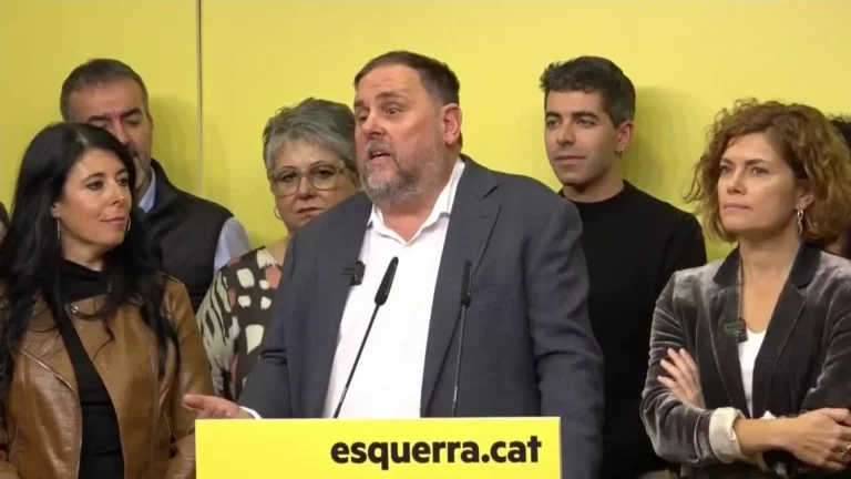 FOTOGRAFÍA. BARCELONA (CATALUÑA) REINO DE ESPAÑA, 30 DE NOVIEMBRE DE 2024. primarias Esquerra Republicana de Catalunya (ERC). Oriol Junqueras Vies (c) ofrece una rueda de prensa tras el Congreso de ERC, este sábado en Barcelona. Junqueras ha logrado este sábado el 48,3 % de los votos de la militancia para encabezar ERC y deberá jugarse la presidencia del partido con Xavier Godàs Pérez (35,3 %) en una segunda vuelta el próximo 14 de diciembre, puesto que no ha conseguido sumar más de la mitad de los apoyos. Efe
