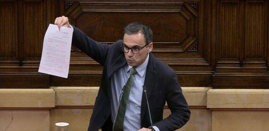 FOTOGRAFÍA. PARLAMENT DE CATALUNYA (BARCELONA) COMUNIDAD AUTÓNOMA DE CATALUÑA 8REINO DE ESPAÑA, 19 D EDICIEMBRE DE 2024. La Cámara catalana registra desde su tribuna el momento en el que el profesor Manuel Jesús Acosta Elías (Manuel Acosta), un de los 11 diputado de VOX —cargo institucional de la RESISTENCIA obrera catalana por Senmanat​​ (Comarca del Vallés Occidental) provincia de Barcelona al Parlament de Catalunya— exhibe una moción en dialecto catalán de Junts per Catalunya (JxCat) de Carles Puigdemont Casamajò (Presidente de JxCat) y Josep Rull Andreu (Presidente del Parlament català) curiosamente sobre Modelo Educativo Catalán, "relleno de faltas de ortografía en catalán; relleno... 12 faltas" que ha tenido que corregir los 11 diputados regionales del partido presidido por Santiago Abascal Conde, liderados en este debate lingüístico por el profesor catalán Manuel Acosta. Lasvocesdelpueblo (Ñ Pueblo)