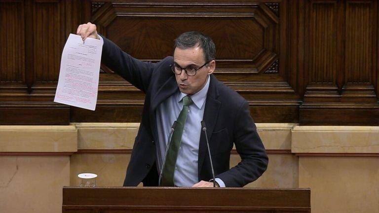 FOTOGRAFÍA. PARLAMENT DE CATALUNYA (BARCELONA) COMUNIDAD AUTÓNOMA DE CATALUÑA 8REINO DE ESPAÑA, 19 D EDICIEMBRE DE 2024. La Cámara catalana registra desde su tribuna el momento en el que el profesor Manuel Jesús Acosta Elías (Manuel Acosta), un de los 11 diputado de VOX —cargo institucional de la RESISTENCIA obrera catalana por Senmanat​​ (Comarca del Vallés Occidental) provincia de Barcelona al Parlament de Catalunya— exhibe una moción en dialecto catalán de Junts per Catalunya (JxCat) de Carles Puigdemont Casamajò (Presidente de JxCat) y Josep Rull Andreu (Presidente del Parlament català) curiosamente sobre Modelo Educativo Catalán, "relleno de faltas de ortografía en catalán; relleno... 12 faltas" que ha tenido que corregir los 11 diputados regionales del partido presidido por Santiago Abascal Conde, liderados en este debate lingüístico por el profesor catalán Manuel Acosta. Lasvocesdelpueblo (Ñ Pueblo)