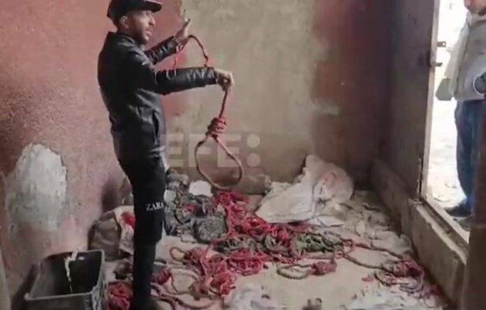 FOTOGRAFÍA. SEDNAYA (REPÚBLICA ÁRBE DE SIRIA), 09 DE DICIEMBRE DE 2024. Una imagen de una persona superviviente de la tiranía de la familia Al-Asad en la prisión de Sednaya, apodada por Amnistía Internacional como el "Matadero Humano", cerca de Damasco, Siria, 09 de diciembre de 2024. El Departamento de Asuntos Políticos del Gobierno de Salvación sirio declaró que hasta ahora sólo se ha liberado a 30.000 presos de la primera planta de la prisión de Sednaya, en Damasco. Continúan los esfuerzos de rescate para encontrar prisioneros. Los rebeldes sirios entraron en Damasco el 8 de diciembre de 2024 y anunciaron en un comunicado televisado la 'Liberación de la ciudad de Damasco y el derrocamiento de Bashar al-Assad', así como la liberación de todos los prisioneros. (Siria, Damasco). Efe