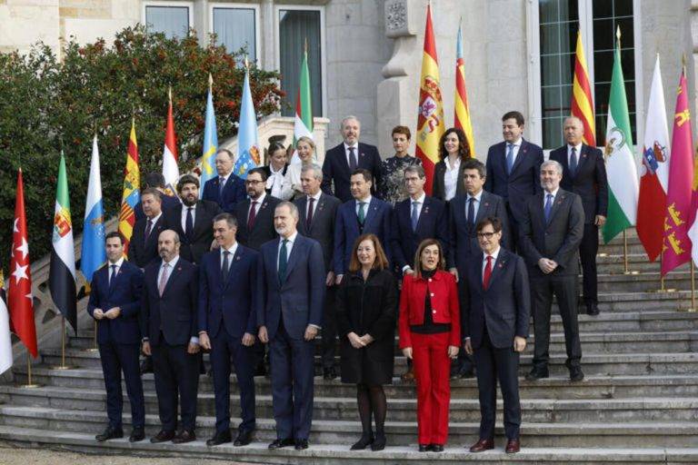 FOTOGRAFÍA. SANTANDER (CANTABRIA) REINO DE ESPAÑA, 13 DE DICIEMBRE DE 2024. El rey Felipe VI, el presidente del Gobierno, Pedro Sánchez, la presidenta de Cantabria, María José Sáenz de Buruaga , el ministro de Política Territorial, Ángel Víctor Torres y los presidentes del Congreso, Francina Armengol y del Senado, Pedro Rollán, posan para la foto de familia al Palacio de la Magdalena de Santander junto a los miembros del Gobierno y los presidentes y vicepresidentes autonómicos que asisten a la XXVII Conferencia de Presidentes que se celebra este viernes. Efe
