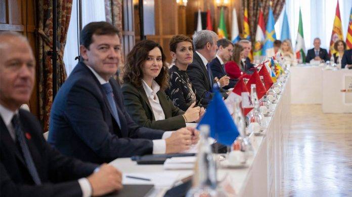 La XXVII Conferencia de Presidentes celebrada este viernes en Santander ha concluido sin acuerdos concretos tras cinco horas de intervenciones por parte del jefe del Ejecutivo, (3) FOTOGRAFÍA. SANTANDER (CANTABRIA) REINO DE ESPAÑA, 13 DE DICIEMBRE DE 2024. La presidente del gobierno de la Comunidad de Madrid, Isabel Natividad Díaz Ayuso (3 i). Vista de la XXVII Conferencia de Presidentes que se celebra este viernes en el Palacio de la Magdalena, en Santander. Efe