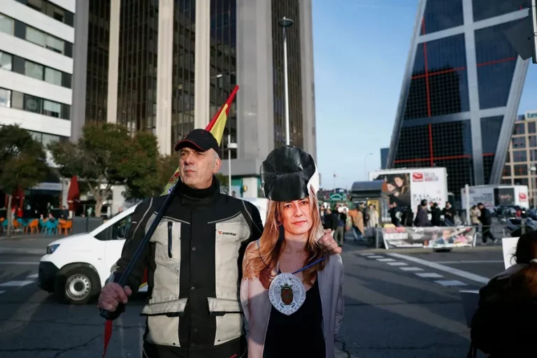FOTOGRAFÍA. MADRID (REINO DE ESPAÑA), 18 DE DICEIMBRE DE 2024. Un manifestante con una imagen de María Begoña Gómez Fernández (Begoña Gómez), mujer del presidente del Gobierno de España y secretario general del Partido Socialista Obrero Español (PSOE), Pedro Sánchez Pérez-Castejón, se manifiesta este miércoles ante los Juzgados de Plaza de Castilla, donde el juez Juan Carlos Peinado la ha citado para declarar por los dos nuevos delitos que le imputó recientemente, relacionados con la contratación de un software para la cátedra que codirigió en la Universidad Complutense de Madrid (UCM). Efe