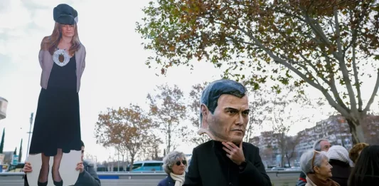 FOTOGRAFÍA. MADRID (REINO DE ESPAÑA), 18/12/2024.- La gente se concentra este miércoles ante los Juzgados de Plaza de Castilla, donde el juez que investiga a María Begoña Gómez Fernández (Begoña Gómez), mujer del presidente del Gobierno de España y secretario general del Partido Socialista Obrero Español (PSOE), Pedro Sánchez Pérez-Castejón, le toma declaración como investigada por los dos nuevos delitos que le imputó en relación a la contratación de un software de la cátedra que codirigió en la Universidad Complutense de Madrid (UCM). Efe