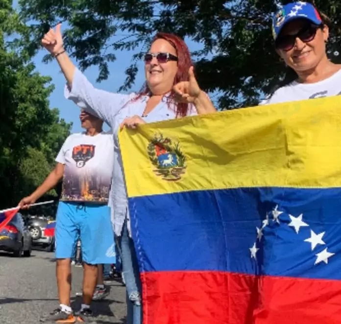 La opositora de Venezuela y vicepresidente del partido antichavista Primero Justicia (PJ), Rita Capriti, FOTOGRAFÍA. VENEZUELA, 05 DE JULIO DE 2024. Detalle de una imagen de campaña electoral de las elecciones presidenciales venezolanas del próximo domingo 28 de julio de 2024 muestra a la opositora de Venezuela y vicepresidente del partido antichavista Primero Justicia (PJ), Rita Capriti (izd.), registrada este 5 de julio, durante el pase de la caravana de la opositora María Corina Machado Parisca. Captura vídeo Instagram de Rita Capriti/Lasvocesdelpueblo (Ñ Pueblo)