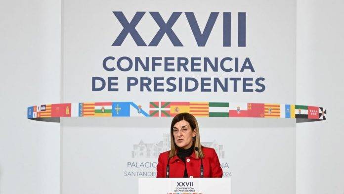 La presidente del Gobierno autonómico de Cantabria, María José Sáenz de Buruaga, durante la XXVII Conferencia de Presidentes (1) FOTOGRAFÍA. SANTANDER (CANTABRIA) REINO DE ESPAÑA, 13 DE DICIEMBRE DE 2024. La presidente del Gobierno autonómico de Cantabria, María José Sáenz de Buruaga, durante la XXVII Conferencia de Presidentes, que se celebra este viernes en Palacio de la Magdalena de Santander. Efe