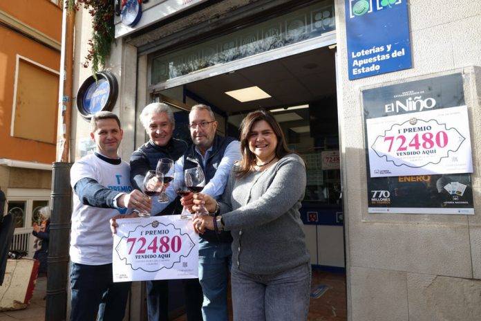 La suerte del GORDO de Lotería de Navidad 72.480 rebota en las familias del Club Deportivo Distrito Olímpico madrileño que adquirieron la mitad de lo que se vendió de la serie FOTOGRAFÍA. LOGROÑO (LA RIOJA) REINO DE ESPAÑA, 22 DE DICIEMBRE DE 2024. El 72.480 ha sido el número agraciado con el Gordo del Sorteo Extraordinario de la Lotería de Navidad, dotado con cuatro millones de euros por serie (400.000 euros por décimo), que se celebra este domingo en el Teatro Real de Madrid. El primer premio de este tradicional sorteo ha salido a las 11:27 horas y ha tocado íntegramente en Logroño, en concreto en la administración número 6 situada en la calle Muro del Carmen, número 4. En la imagen, Ángel Alda (2i), propietario de la administración brinda con familiares y trabajadores de la administración. Efe