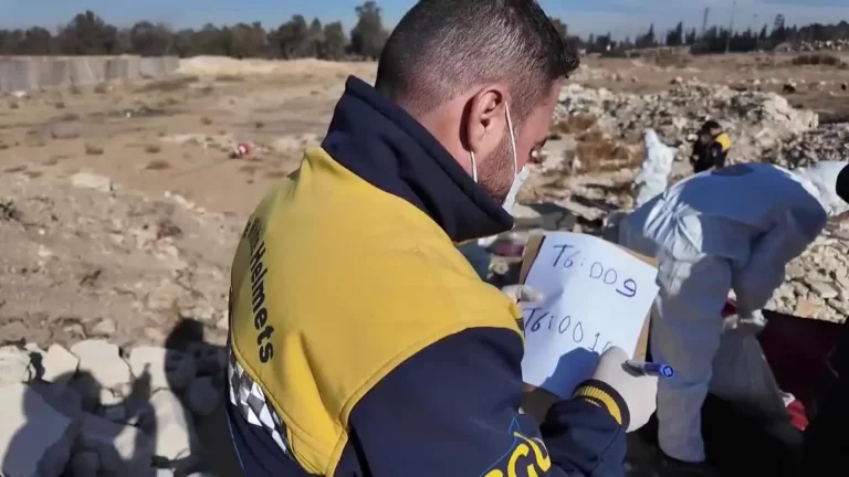 FOTOGRAFÍA. DAMASCO (REPÚBLICA ÁRABE DE SIRIA), 16 DE DIEMBRE DE 2024. Guerra Civil Siria. Los Cascos Blancos (Defensa Civil Siria) investigan el hallazgo de varios cuerpos en una carretera que conduce al aeropuerto de Damasco. Captura vídeo Efe/Lasvocesdelpueblo (Ñ Pueblo)