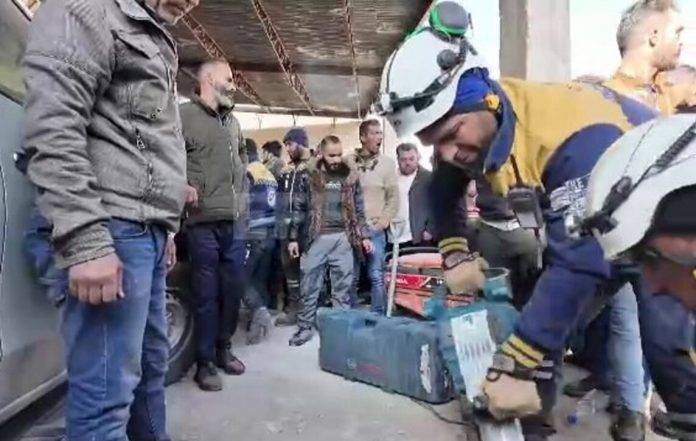 FOTOGRAFÍA. SEDNAYA (REPÚBLICA ÁRABE DE SIRIA), 09 DE DICIEMBRE DE 2024. La Defensa Civil siria, conocidos como los cascos blancos, llegaron este lunes a la infame prisión de Sednaya, que estaba gestionada por el Gobierno sirio y conocida por el uso de la tortura contra los miles de presos, para rescatar a los detenidos en "celdas subterráneas ocultas". captura vídeo/Lasvocesdelpueblo (Ñ Pueblo)