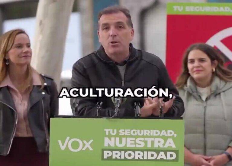 FOTOGRAFÍA. FUENLABRADA (COMUNIDAD DE MADRID) REINO DE ESPAÑA, 27 DE OCTUBRE DE 2024. Los patriotas españoles Samuel Vázquez Álvarez (c), el presidente de la Asociación Una Policía para el Siglo XXI, miembro de los Grupos Operativos de Respuesta (GOR) de la Policía Nacional en el sur de Madrid y portavoz nacional en materia de Inmigración, Seguridad e Interior de la formación patriotas y obrera española VOX; e Isabel Pérez Moñino-Aranda (i), ex-concejala y portavoz del Grupo Municipal de VOX en el Ayuntamiento de Fuenlabrada (Madrid) y nueva portavoz del grupo Parlamentario de VOX en la Asamblea de Madrid, junto a la dirigente local de esta organización política en Fuenlabrada, han sido registrado el mediodía de este domingo 27 de octubre de 2024 en calle Telefónica, esquina con calle del Ferial de la ciudad durante su participación en el acto público, titulado "Tu Seguridad: Nuestra Prioridad", que ha organizado el partido presidido por el líder opositor español Santiago Abascal Conde para combatir la invasión migratoria en el Reino de España. Lasvocesdelpueblo (Ñ pueblo)