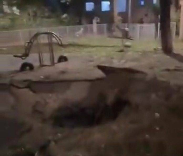 Los terroristas islamofascistas hutíes del Yemen atacan parque de niños y casas en Israel con misiles balísticos; solo les importa asesinar y destruir vidas de civiles israelíes FOTOGRAFÍA. ISRAEL, 21 DE DICIEMBRE DE 2024. La Tierra Santa ha registrado este al menos un socavón junto a los parques infantiles y viviendas de residencia de civiles del pueblo hebreo, durante el ataque de los terroristas islamofascistas hutíes de Yemen, proxy de los antisemitas y antiisraelíes Ayatolas de la República Islámica de Irán. Captura vídeo de testigo, facilitado por el Ejército israelí, el Tzáhal, a través de la cuenta oficial de las Fuerzas de Defensa de Israel (FDI) en la red social X (Twitter)/Lasvocesdelpueblo (Ñ Pueblo)