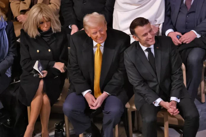 Macron-Trump FOTOGRAFÍA. PARÍS (REPÚBLICA DE FRANCIA), 07 DE DICIEMBRE DE 2024. París.- El presidente electo de Estados Unidos, Donald John Trump (centro), se va a reunir este sábado con el presidente ucraniano, Volodímir Oleksándrovich Zelenski (Volodímir Zelenski) quien está en camino de llegar, en un encuentro en el que también participa como anfitrión el jefe del Estado francés, Emmanuel Jean-Michel Frédéric Macron (Emmanuel Macron) (dcha.), que los había invitado para las conmemoraciones de la reapertura de Notre Dame de París. Efe