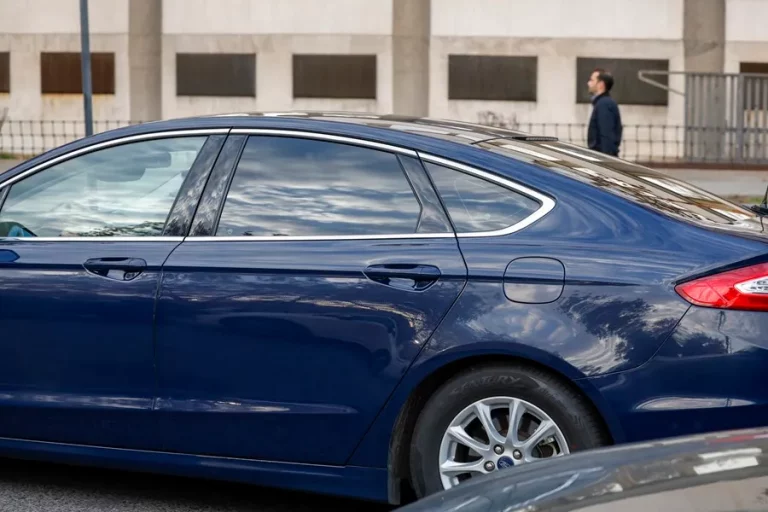 FOTOGRAFÍA. MADRID (REINO DE ESPAÑA), 18 DE DICIEMBRE DE 2024. María Begoña Gómez Fernández (Begoña Gómez), mujer del presidente del Gobierno de España y secretario general del Partido Socialista Obrero Español (PSOE), Pedro Sánchez Pérez-Castejón, citada para declarar por los dos nuevos delitos que le imputó recientemente, relacionados con la contratación de un software para la cátedra que codirigió en la Universidad Complutense de Madrid (UCM), entra este miércoles en los juzgados de Plaza de Castilla en un vehículo en el que se esconde para no dejarse registrada por las cámaras de los medios de comunicación. Así lo ha decretado la juez decana de Madrid, María Jesús del Barco, que ha vuelto a acceder a la petición del Departamento de Seguridad de Presidencia del Gobierno, al advertirse "un posible riesgo para la integridad física de Begoña Gómez". Efe