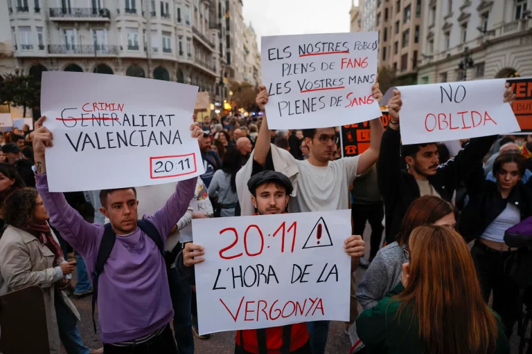 FOTOGRAFÍA. VALENCIA (COMUNIDAD VALENCIANA) REINO DE ESPAÑA, 30 DE NOVIEMBRE DE 2024. Hablan los carteles improvisados de manifestantes: "Govern de la Criminalitat Valenciana 20:11 horas (del 29 de octubre de 2024)"; "els nostres pobles plens de fang - les vostres mans plenes de sang (nuestros pueblos llenos de fango-vuestras manos llenas de sangre (de víctimas de la DANA)"; "No oblida (no olvida)"; "20:11 hores (del 29 d'octubre de 2024) L'hora de la vergonya (20:11 horas del 29 de octubre de 2024 - Hora de la vergüenza); Mazón dimisión (Carlos Mazón Guixot -PP-, presidente del Govern valencià)". Un mes después de la dana y veintiún días desde la multitudinaria manifestación que exigió la dimisión del president de la Generalitat, Carlos Mazón, por su gestión de la catástrofe, los mismos organizadores de esa convocatoria han llamado nuevamente a una masiva protesta en la calle este sábado en Valencia. Efe