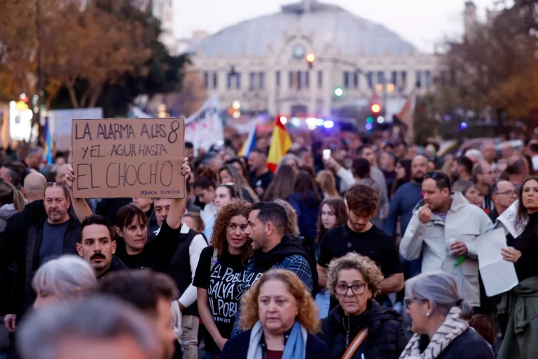 FOTOGRAFÍA. VALENCIA (COMUNIDAD VALENCIANA) REINO DE ESPAÑA, 30 DE NOVIEMBRE DE 2024. Hablan los carteles improvisados de manifestantes: "Govern de la Criminalitat Valenciana 20:11 horas (del 29 de octubre de 2024)"; "els nostres pobles plens de fang - les vostres mans plenes de sang (nuestros pueblos llenos de fango-vuestras manos llenas de sangre (de víctimas de la DANA)"; "No oblida (no olvida)"; "20:11 hores (del 29 d'octubre de 2024) L'hora de la vergonya (20:11 horas del 29 de octubre de 2024 - Hora de la vergüenza); Mazón dimisión (Carlos Mazón Guixot -PP-, presidente del Govern valencià)". Un mes después de la dana y veintiún días desde la multitudinaria manifestación que exigió la dimisión del president de la Generalitat, Carlos Mazón, por su gestión de la catástrofe, los mismos organizadores de esa convocatoria han llamado nuevamente a una masiva protesta en la calle este sábado en Valencia. Efe