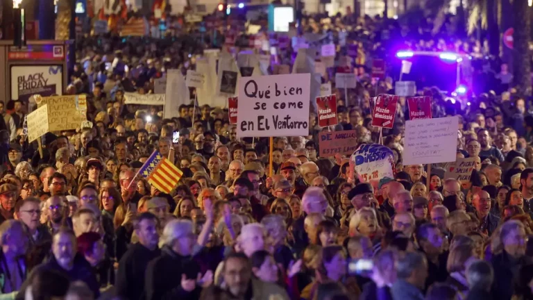 FOTOGRAFÍA. VALENCIA (COMUNIDAD VALENCIANA) REINO DE ESPAÑA, 30 DE NOVIEMBRE DE 2024. Hablan los carteles improvisados de manifestantes: "Govern de la Criminalitat Valenciana 20:11 horas (del 29 de octubre de 2024)"; "els nostres pobles plens de fang - les vostres mans plenes de sang (nuestros pueblos llenos de fango-vuestras manos llenas de sangre (de víctimas de la DANA)"; "No oblida (no olvida)"; "20:11 hores (del 29 d'octubre de 2024) L'hora de la vergonya (20:11 horas del 29 de octubre de 2024 - Hora de la vergüenza); Mazón dimisión (Carlos Mazón Guixot -PP-, presidente del Govern valencià)". Un mes después de la dana y veintiún días desde la multitudinaria manifestación que exigió la dimisión del president de la Generalitat, Carlos Mazón, por su gestión de la catástrofe, los mismos organizadores de esa convocatoria han llamado nuevamente a una masiva protesta en la calle este sábado en Valencia. Efe