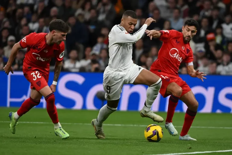 FOTOGRAFÍA. MADRID (REINO DE ESPAÑA), 22 DE DICIEMBRE DE 2024. El delantero francés del Real Madrid, Kylian Mbappé Lottin, ha sido registrado es domingo durante el partido frente al Sevilla en el Santiago Bernabéu, en el que ha marcado un gran gol y ha asistido a Brahim Díaz, contribuyendo así en la goleada merengue (4-2), una victoria que permita al equipo blanco asegurarse el segundo puesto de La Liga española de fútbol detrás del nuevo líder Atlético de Madrid, que sorprendió el sábado derrotando al FC Barcelona por primera vez en el etapa de Diego Pablo Simeone. Efe