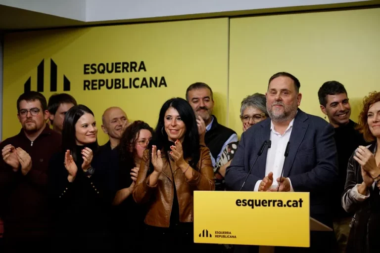 FOTOGRAFÍA. BARCELONA (CATALUÑA) REINO DE ESPAÑA, 30 DE NOVIEMBRE DE 2024. primarias Esquerra Republicana de Catalunya (ERC). Oriol Junqueras Vies (c) ofrece una rueda de prensa tras el Congreso de ERC, este sábado en Barcelona. Junqueras ha logrado este sábado el 48,3 % de los votos de la militancia para encabezar ERC y deberá jugarse la presidencia del partido con Xavier Godàs Pérez (35,3 %) en una segunda vuelta el próximo 14 de diciembre, puesto que no ha conseguido sumar más de la mitad de los apoyos. Efe