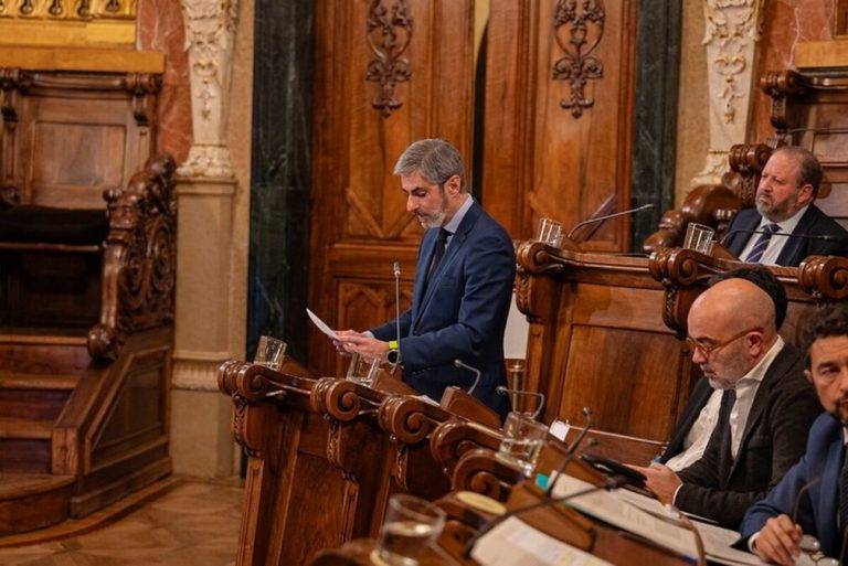 FOTOGRAFÍA. BARCELONA (REINO DE ESPAÑA), 19 DE DICIEMBRE DE 2024. El presidente del Grupo Municipal de VOX en el Ayuntamiento de Barcelona, Gonzalo de Oro-Pulido Plaza, registrado este viernes durante el último Pleno Municipal de la ciudad de Barcelona para el año 2024, donde el dirigente de la resistencia ha denunciado a los partidos pro okupación de viviendas en Barcelona. Lasvocesdelpueblo (Ñ Pueblo)