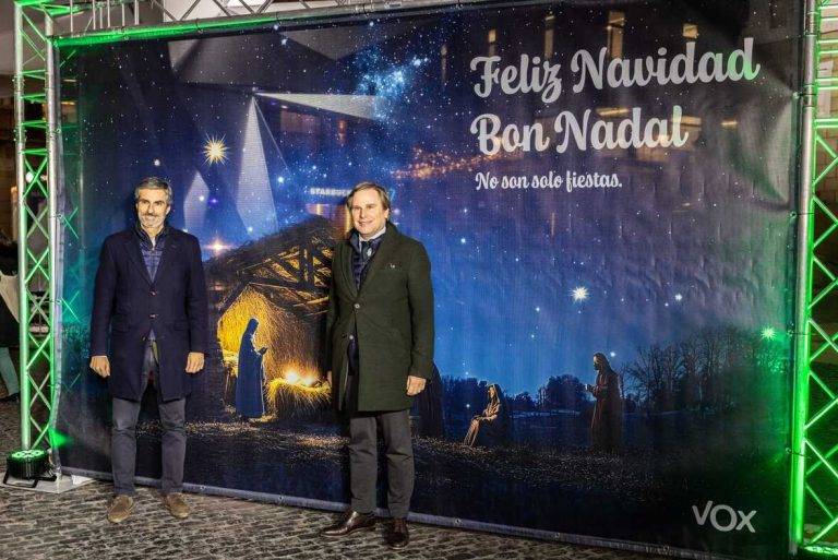 FOTOGRAFÍA. BARCELONA (CATALUÑA) REINO DE ESPAÑA, 10 DE DICIEMBRE DE 2024. VOX instala un Belén de 4 metros en Plaça Sant Jaume de Barcelona ante la negativa del alcalde Jaume Collboni (PSC/PSOE) de colocar un pesebre para esta Navidad 2024. Entre los cargos y representantes institucionales de VOX presentes, destacar la participación del presidente del Comité Ejecutivo Provincial de VOX (CEP) en Gerona y diputado por esta provincia al Parlament de Catalunya, Alberto Tarradas Peneque; y la diputada regional más joven de VOX, por Barcelona al Parlament de Catalunya, Julia Calvert Puig. Sus portavoces institucionales y máximos cargos orgánicos del partido en la provincia de Barcelona, Joan Garriga Doménech (Parlament de Cataluña) y Gonzalo de Oro-Pulido Plaza (Ajuntament de Barcelona) han reivindicado el "origen cristiano" de la Navidad y las tradiciones que acompañan esta festividad religiosa. Los de Santiago Abascal Conde han pedido que desde las instituciones okupadas por el PSC/PSOE en la Comunidad autónoma de Cataluña se recupere el tradicional pesebre de la Plaza San Jaime de Barcelona. Lasvocesdelpueblo (Ñ Pueblo)