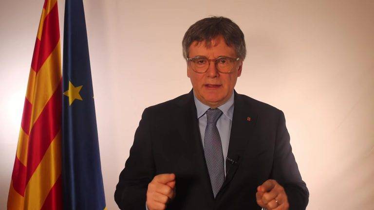 FOTOGRAFÍA. WATERLOO (BÉLGICA), 24 DE DICIEMBRE DE 2024. Carles Puigdemont y Casamajó, un prófugo de la Justicia española, expresidente del Gobierno de la Generalidad de Cataluña golpista del año 2017, fundador único y presidente del partido derechista cobarde, Junts per Catalunya (JxCat), diputado del Grupo Parlamentario de JxCat por Barcelona en el Parlament de Cataluña, ha sido registrado esta Nochebuena 2024 durante una declaración institucional, desde Waterloo (Bélgica), llena de amenazas directas a sus socios del PSC/PSOE, especialmente a sus líderes Salvador Illa Roca y Pedro Sánchez Pérez-Castejón, president del Govern de la Generalitat de Catalunya y presidente del Gobierno de España, respectivamente, reconociendo la fractura y guerra de intereses en el separatismo, esta vez públicamente, aunque cerrando filas con una llamada a la unidad del secesionismo para intentar activar el golpe (PROCÉS). Captura Vídeo Lasvocesdelpueblo (Ñ Pueblo)