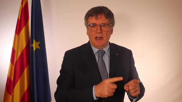 FOTOGRAFÍA. WATERLOO (BÉLGICA), 24 DE DICIEMBRE DE 2024. Carles Puigdemont y Casamajó, un prófugo de la Justicia española, expresidente del Gobierno de la Generalidad de Cataluña golpista del año 2017, fundador único y presidente del partido derechista cobarde, Junts per Catalunya (JxCat), diputado del Grupo Parlamentario de JxCat por Barcelona en el Parlament de Cataluña, ha sido registrado esta Nochebuena 2024 durante una declaración institucional, desde Waterloo (Bélgica), llena de amenazas directas a sus socios del PSC/PSOE, especialmente a sus líderes Salvador Illa Roca y Pedro Sánchez Pérez-Castejón, president del Govern de la Generalitat de Catalunya y presidente del Gobierno de España, respectivamente, reconociendo la fractura y guerra de intereses en el separatismo, esta vez públicamente, aunque cerrando filas con una llamada a la unidad del secesionismo para intentar activar el golpe (PROCÉS). Captura Vídeo Lasvocesdelpueblo (Ñ Pueblo)