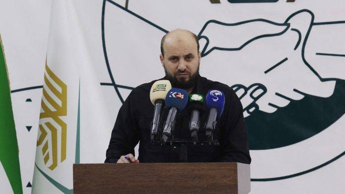 FOTOGRAFÍA. Damasco (Republica Árabe de Siria), martes 10 de diciembre de 2024 (Efe).- GUERRA CIVIL SIRIA | El primer ministro del Gobierno de transición de la Republica Árabe de Siria, el islamista Mohamed al Bashir, afirmó este martes tras su nombramiento que el nuevo Ejecutivo tras la caída del presidente Bachar al Asad tenderá la mano a «todos» excepto a aquellos que las tengan «manchadas de sangre de los sirios». Efe