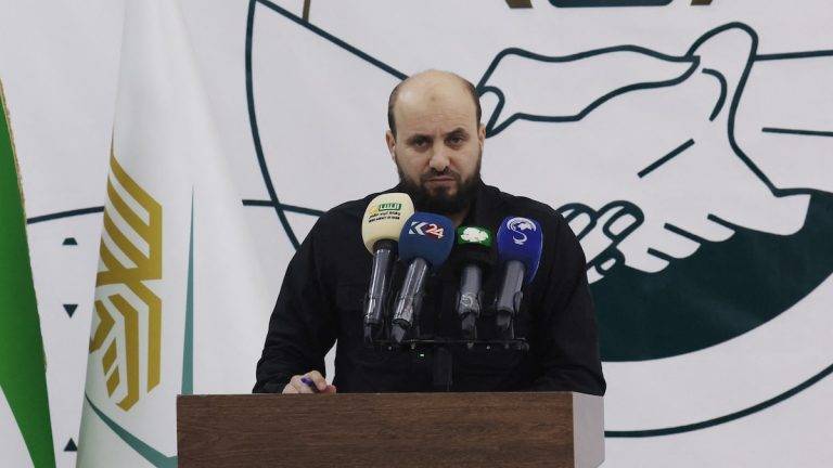 FOTOGRAFÍA. Damasco (Republica Árabe de Siria), martes 10 de diciembre de 2024 (Efe).- GUERRA CIVIL SIRIA | El primer ministro del Gobierno de transición de la Republica Árabe de Siria, el islamista Mohamed al Bashir, afirmó este martes tras su nombramiento que el nuevo Ejecutivo tras la caída del presidente Bachar al Asad tenderá la mano a «todos» excepto a aquellos que las tengan «manchadas de sangre de los sirios». Efe