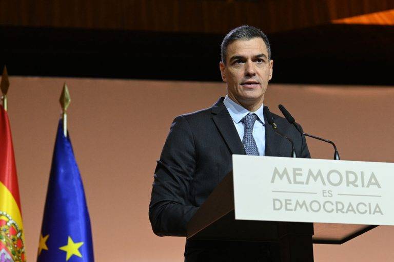 FOTOGRAFÍA. MADRID (REINO DE ESPAÑA), 10 DE DICIEMBRE DE 2024. El presidente del Gobierno del Reino de España y secretario general del Partido Socialista Obrero Español (PSOE), Pedro Sánchez Pérez-Castejón, anuncia bajo "España en libertad" la conmemoración de los "50 años de libertad en España" al cumplirse 5 décadas de la muerte del exjefe del Estado Francisco Franco Bahamonde. Durante el acto -en el que también intervino el ministro de Política Territorial y Memoria Democrática- se ha homenajeado a escritores como Miguel Hernández, Vicente Aleixandre y María Zambrano, políticos como Blas Infante, Alexandre Bóveda y Julián Zugazagoitia, juristas como Francisco Javier Elola, maestros y profesores como Joaquín Amigo o Justa Freire, artistas como Miguel de Molina y militares como Xosé Fortes. Asistieron, por parte del Gobierno, la vicepresidente primera y ministra de Hacienda; la vicepresidenta segunda y ministra de Trabajo y Economía Social; el ministro del Interior; la ministra de Vivienda y Agenda Urbana; el ministro de Cultura; el ministro de Economía, Comercio y Empresa; la ministra de Sanidad; el ministro de Derechos Sociales, Consumo y Agenda 2030; la ministra de Ciencia, Innovación y Universidades, y la ministra de Inclusión, Seguridad Social y Migraciones. Lasvocesdelpueblo (Ñ Pueblo)