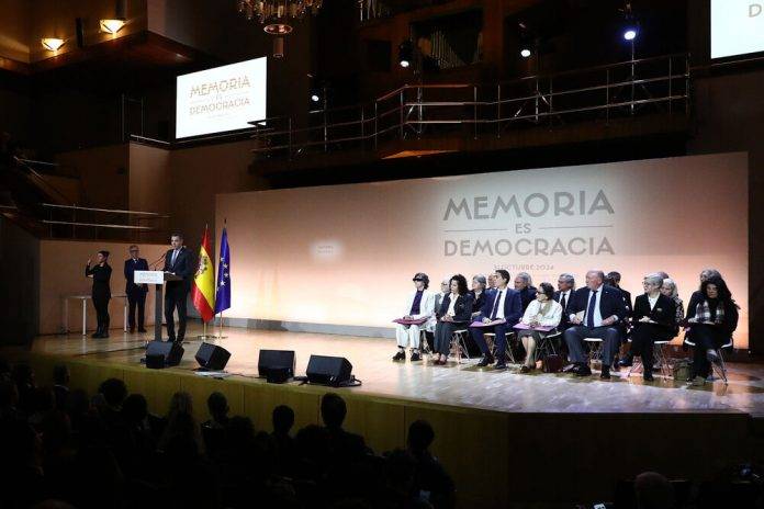 FOTOGRAFÍA. MADRID (REINO DE ESPAÑA), 10 DE DICIEMBRE DE 2024. El presidente del Gobierno del Reino de España y secretario general del Partido Socialista Obrero Español (PSOE), Pedro Sánchez Pérez-Castejón, anuncia bajo "España en libertad" la conmemoración de los "50 años de libertad en España" al cumplirse 5 décadas de la muerte del exjefe del Estado Francisco Franco Bahamonde. Durante el acto -en el que también intervino el ministro de Política Territorial y Memoria Democrática- se ha homenajeado a escritores como Miguel Hernández, Vicente Aleixandre y María Zambrano, políticos como Blas Infante, Alexandre Bóveda y Julián Zugazagoitia, juristas como Francisco Javier Elola, maestros y profesores como Joaquín Amigo o Justa Freire, artistas como Miguel de Molina y militares como Xosé Fortes. Asistieron, por parte del Gobierno, la vicepresidente primera y ministra de Hacienda; la vicepresidenta segunda y ministra de Trabajo y Economía Social; el ministro del Interior; la ministra de Vivienda y Agenda Urbana; el ministro de Cultura; el ministro de Economía, Comercio y Empresa; la ministra de Sanidad; el ministro de Derechos Sociales, Consumo y Agenda 2030; la ministra de Ciencia, Innovación y Universidades, y la ministra de Inclusión, Seguridad Social y Migraciones. Lasvocesdelpueblo (Ñ Pueblo)