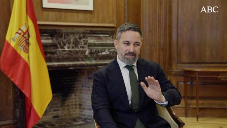 FOTOGRAFÍA. MADRID (REINO DE ESPAÑA), 15 DE DICIEMBRE DE 2024. El líder opositor español y europeo, presidente del partido de las clases obreras y patriotismo español VOX y presidente de la coalición patriota de Europa con fuerza parlamentaria de 89 eurodiputados de 11 países de la Unión Europea conocida como Patriots Party (Patriotas por Europa), Santiago Abascal Conde, ha sido registrado durante una entrevista concedida al periódico afín al Partido Popular (PP), ABC, publicada este domingo, 15 de diciembre de 2024. Captura vídeo entrevista Abascal (VOX) con ABC/Lasvocesdelpueblo (Ñ Pueblo)