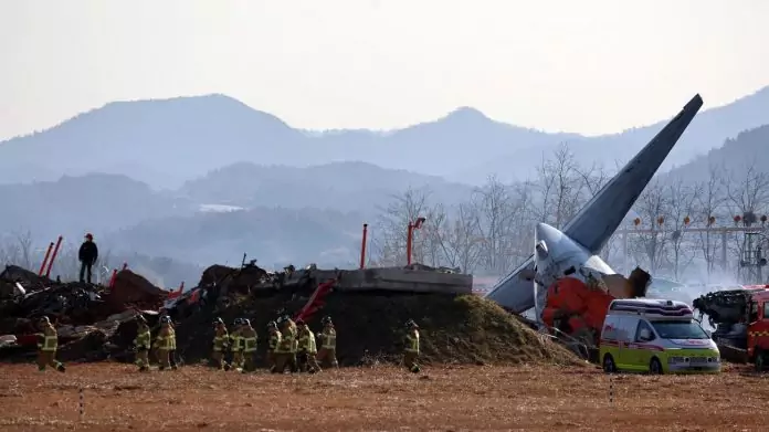 Se cree que 179 personas han perdido la vida en el accidente del vuelo 7C2216 de Jeju Air al salir de la pista y chocar contra un vallado tras aterrizar en Jeolla del Sur (Corea del sur) (1) FOTOGRAFÍA. JEOLLA DEL SUR (COREA DEL SUR), 29 DE DICIEMBRE DE 2024. Las autoridades elevaron a 122 la cifra oficial de muertos, después de que este domingo un avión se saliera de la pista y chocara contra un vallado tras aterrizar en el aeropuerto internacional de Muan, en la provincia surcoreana de Jeolla del Sur (suroreste), aunque se cree que el resto de personas a bordo también habrían fallecido. Los bomberos realizan operaciones de rescate en el Aeropuerto Internacional de Muan (Corea del Sur), ,después de que un avión de pasajeros con 181 personas a bordo se estrellara. Efe