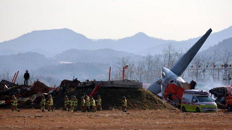 FOTOGRAFÍA. JEOLLA DEL SUR (COREA DEL SUR), 29 DE DICIEMBRE DE 2024. Las autoridades elevaron a 122 la cifra oficial de muertos, después de que este domingo un avión se saliera de la pista y chocara contra un vallado tras aterrizar en el aeropuerto internacional de Muan, en la provincia surcoreana de Jeolla del Sur (suroreste), aunque se cree que el resto de personas a bordo también habrían fallecido. Los bomberos realizan operaciones de rescate en el Aeropuerto Internacional de Muan (Corea del Sur), ,después de que un avión de pasajeros con 181 personas a bordo se estrellara. Efe