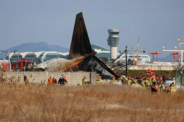 FOTOGRAFÍA. JEOLLA DEL SUR (COREA DEL SUR), 29 DE DICIEMBRE DE 2024. Las autoridades elevaron a 122 la cifra oficial de muertos, después de que este domingo un avión se saliera de la pista y chocara contra un vallado tras aterrizar en el aeropuerto internacional de Muan, en la provincia surcoreana de Jeolla del Sur (suroreste), aunque se cree que el resto de personas a bordo también habrían fallecido. Los bomberos realizan operaciones de rescate en el Aeropuerto Internacional de Muan (Corea del Sur), ,después de que un avión de pasajeros con 181 personas a bordo se estrellara. Efe