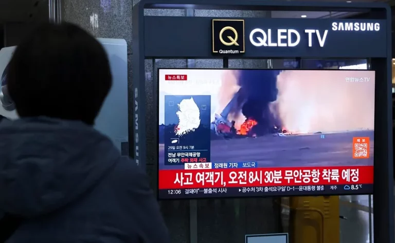 FOTOGRAFÍA. JEOLLA DEL SUR (COREA DEL SUR), 29 DE DICIEMBRE DE 2024. Una mujer mira un noticiero televisivo sobre un reciente accidente de avión de pasajeros, en la estación de Yongsan en Seúl (Corea del Sur). Las autoridades elevaron a 122 la cifra oficial de muertos, después de que este domingo un avión se saliera de la pista y chocara contra un vallado tras aterrizar en el aeropuerto internacional de Muan, en la provincia surcoreana de Jeolla del Sur (suroreste), aunque se cree que el resto de personas a bordo también habrían fallecido. Efe