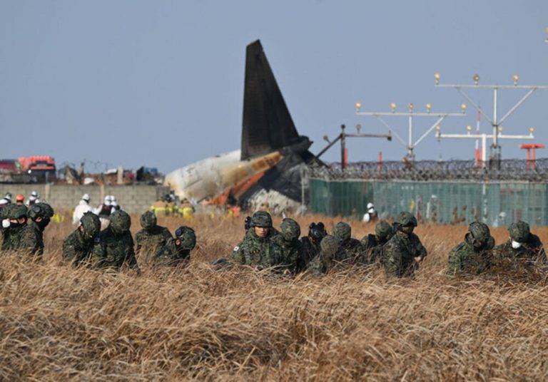 FOTOGRAFÍA. JEOLLA DEL SUR (COREA DEL SUR), 29 DE DICIEMBRE DE 2024. South Korean soldiers search for missing passengers near the wreckage of a Jeju Air Boeing 737-800 series aircraft after the plane crashed and burst into flames at Muan International Airport in South Jeolla Province, some 288 kilometres southwest of Seoul on December 29, 2024. - A Jeju Air plane carrying 181 people from Bangkok to South Korea crashed on arrival December 29, colliding with a barrier and bursting into flames, with only two survivors rescued so far and 120 confirmed dead. Afp