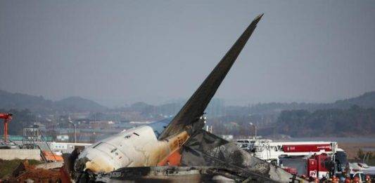 FOTOGRAFÍA. JEOLLA DEL SUR (COREA DEL SUR), 29 DE DICIEMBRE DE 2024. Las autoridades elevaron a 122 la cifra oficial de muertos, después de que este domingo un avión se saliera de la pista y chocara contra un vallado tras aterrizar en el aeropuerto internacional de Muan, en la provincia surcoreana de Jeolla del Sur (suroreste), aunque se cree que el resto de personas a bordo también habrían fallecido. Reuter