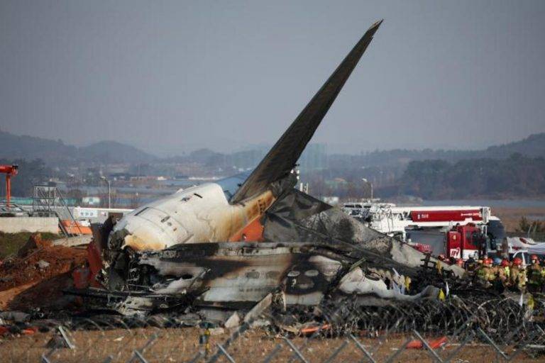 FOTOGRAFÍA. JEOLLA DEL SUR (COREA DEL SUR), 29 DE DICIEMBRE DE 2024. Las autoridades elevaron a 122 la cifra oficial de muertos, después de que este domingo un avión se saliera de la pista y chocara contra un vallado tras aterrizar en el aeropuerto internacional de Muan, en la provincia surcoreana de Jeolla del Sur (suroreste), aunque se cree que el resto de personas a bordo también habrían fallecido. Reuter