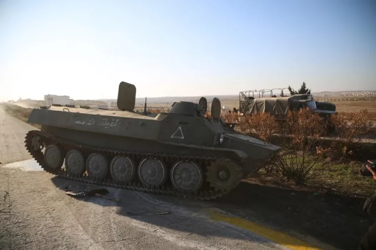 FOTOGRAFÍA. MAARAT AL-NUMAN (SIRIA), 30 DE NOVIEMBRE DE 2024. En la imagen tanques abandonados por el ejército sirio después de que insurgentes yihadistas "Hayat Tahrir al-Sham", traducido al español "Organización para la Liberación del Levante" o "Comité de Liberación del Levante", comúnmente conocida como "Tahrir al-Sham" —una organización política y armada yihadista salafista involucrada en la guerra civil siria que se formó el 28 de enero de 2017 como una fusión entre Jabhat Fateh al-Sham (antes Frente al-Nusra), Ansar ad-Din, Jaysh al-Sunna, Liwa al-Haqq y el Movimiento Nour al-Din al-Zenki; bajo la iniciativa de Abu Jaber Shaykh, un islamista comandante que sirvió como el segundo Emir de Ahrar al-Sham— tomaran la ciudad de Maarat al-Numan, por donde pasa la carretera internacional M5, el 30 de noviembre de 2024. Efe