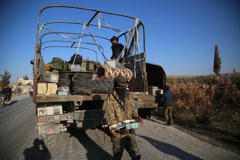 FOTOGRAFÍA. MAARAT AL-NUMAN (SIRIA), 30 DE NOVIEMBRE DE 2024. En la imagen vehículos militares del Ejército de Siria abandonados por el ejército sirio en su huida y retirada después de que insurgentes yihadistas "Hayat Tahrir al-Sham", traducido al español "Organización para la Liberación del Levante" o "Comité de Liberación del Levante", comúnmente conocida como "Tahrir al-Sham" —una organización política y armada yihadista salafista involucrada en la guerra civil siria que se formó el 28 de enero de 2017 como una fusión entre Jabhat Fateh al-Sham (antes Frente al-Nusra), Ansar ad-Din, Jaysh al-Sunna, Liwa al-Haqq y el Movimiento Nour al-Din al-Zenki; bajo la iniciativa de Abu Jaber Shaykh, un islamista comandante que sirvió como el segundo Emir de Ahrar al-Sham— tomaran la ciudad de Maarat al-Numan, por donde pasa la carretera internacional M5, el 30 de noviembre de 2024. Efe