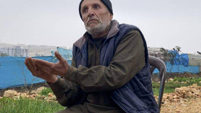 El derrocamiento de Bachar al Asad no es el fin de la crisis de desplazados en Siria FOTOGRAFÍA. KFAR JALES (REPÚBLICA ÁRABE DE SIRIA), 23 DE DICIEMBRE DE 2024. El desplazado Nadel Ibrahim en su campamento de Kfar Jales, en el noroeste de Siria. Efe