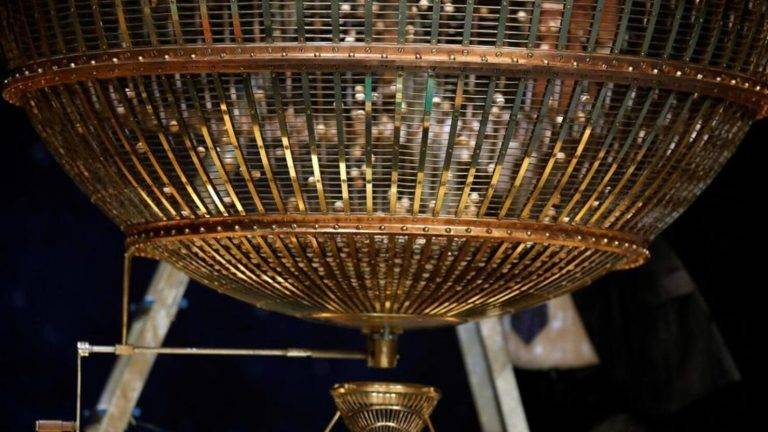 FOTOGRAFÍA. MADRID (REINO DE ESPAÑA), 22 DE DICIEMBRE DE 2024. El sorteo de la Lotería de Navidad está tan solo a unas horas de comenzar en el Teatro Real, en Madrid, una tradición que este domingo seguirán miles de españoles de principio a fin o por lo menos hasta que llegue el primer premio, el gordo, con 4.000.000 euros a la serie, 400.000 euros el décimo. Efe