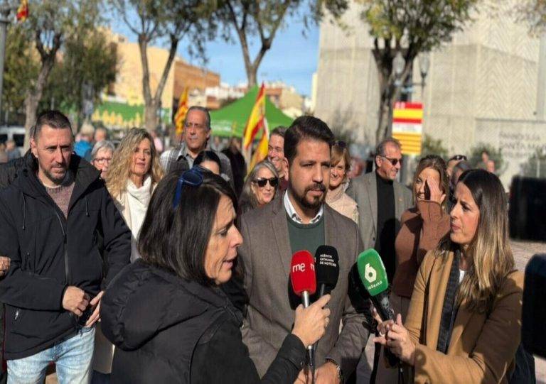 FOTOGRAFÍA. TARRAGONA (CATALUÑA) REINO DE ESPAÑA, DÍA DE LA CONSTITUCIÓN ESPAÑOLA DE 1978, 06 DE DICIEMBRE DE 2024. El diputado número dos por Tarragona de VOX al Parlament de Catalunya, Javier Ramírez Gutiérrez (c), atiende a los medios de comunicación antes de participar en el acto del 46 aniversario de la Constitución Española, celebrado en Plaza de la Constitución de la barriada de Bonavista, en la ciudad de Tarragona (Comunidad autónoma de Cataluña), desde donde el partido presidido por Santiago Abascal Conde ha cargado fuerte contra el Partido Socialista Obrero Español (PSOE) por atacar no molanamente al texto constitucional sino directamente al fundamento de una "España es indisoluble e indivisible", ha advertido el político catalán. Lasvocesdelpueblo (Ñ Pueblo)